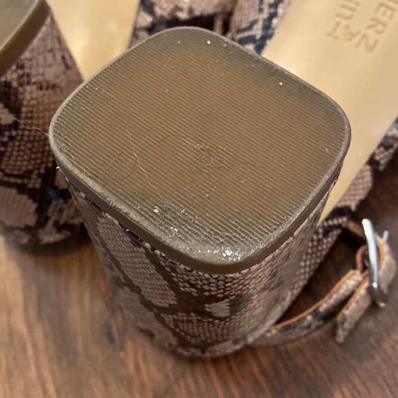 Naturalized snakeskin print heels size 7W - Picture 6 of 6